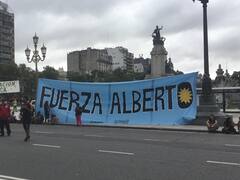 Más banderas que militancia: una plaza en silencio esperó a Alberto