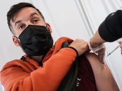 COVID: todos los efectos secundarios de las vacunas Pfizer, Moderna, Sputnik, AstraZeneca y Sinopharm que se dan en Argentina