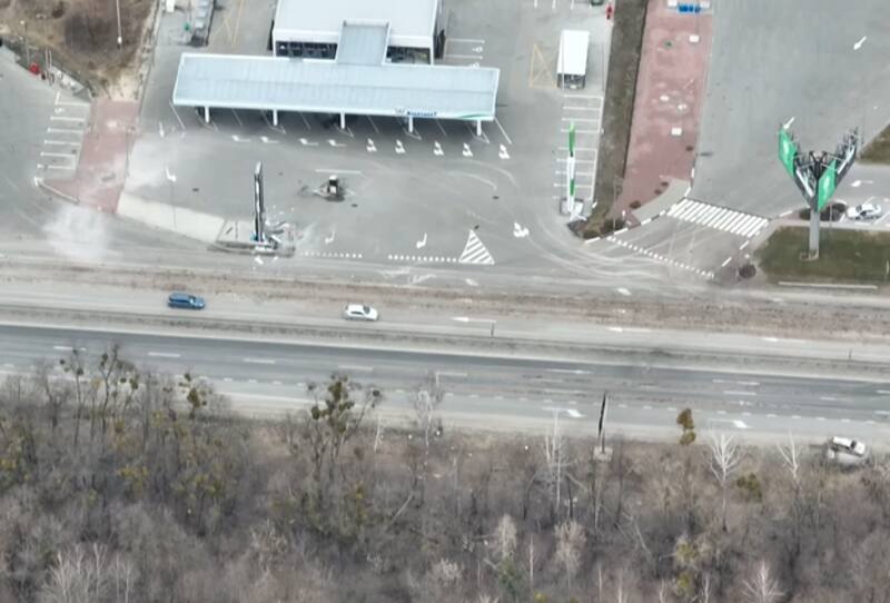La estación de servicio en la autopista hacia Kiev donde un civil fue asesinado a quemarrova