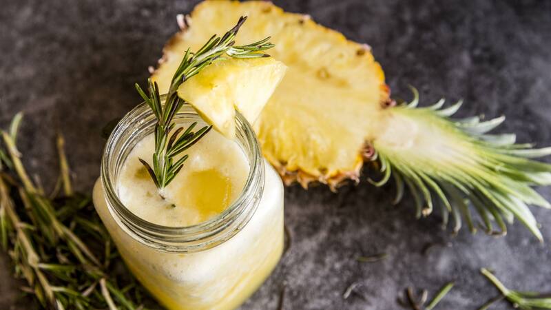 Este jugo de limón y ananá proporciona una dosis de vitaminas y nutrientes esenciales