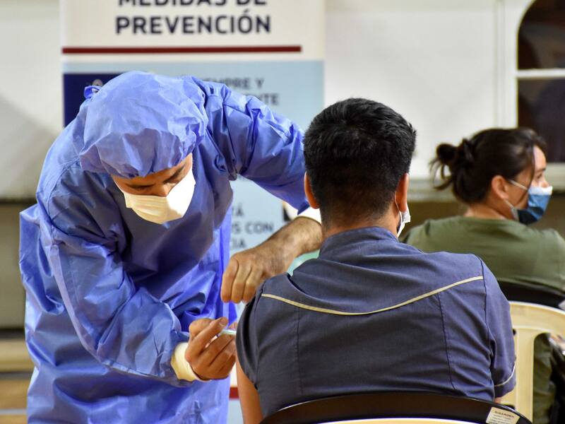 Los CDC y sus socios están monitoreando activamente los informes de miocarditis y pericarditis después de la vacunación contra el COVID-19.