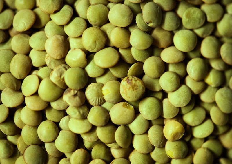 Las arvejas son ricas en luteína y zeaxantina, dos carotenoides con potentes propiedades antioxidantes. (Freepik)