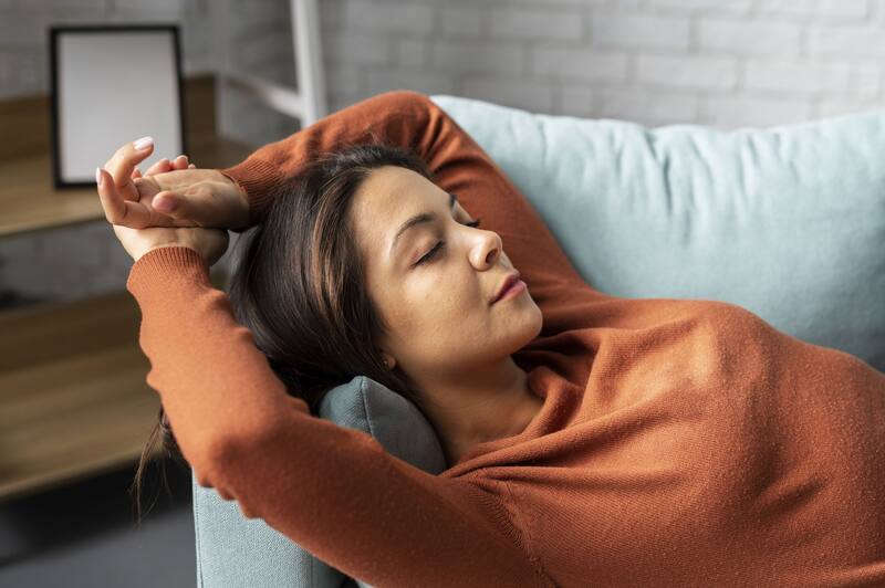 Dedicar tiempo para vos mismo y enfocarte en lo que realmente importa te permitirá cerrar el año sin sobrecargar tus emociones y empezar el nuevo con energía renovada. (Foto: Freepik)