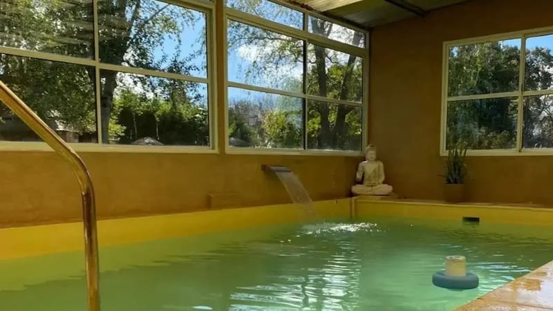 La pileta climatizada de este hotel permite disfrutar de un chapuzón en cualquier época del año.