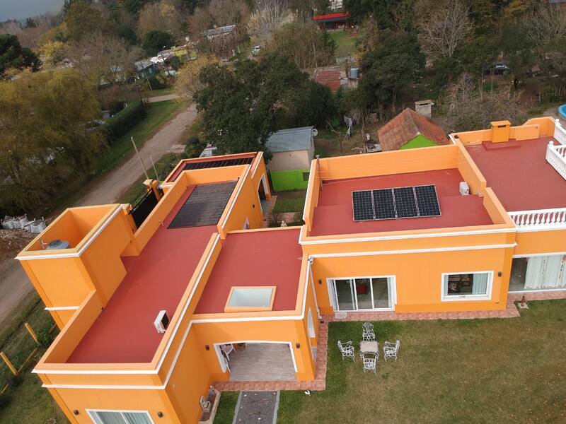 Instalación de paneles solares de SolarLatam.