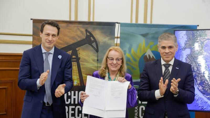 Hugo Eurnekian (CGC), Alicia Kirchner y Pablo González (YPF); se firmó el acuerdo para explorar el primer pozo en la 'Vaca Muerta' de Santa Cruz