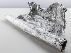 Si cubres alimentos calientes con el lado mate del papel de aluminio, lo estás haciendo mal: la diferencia con el brillante