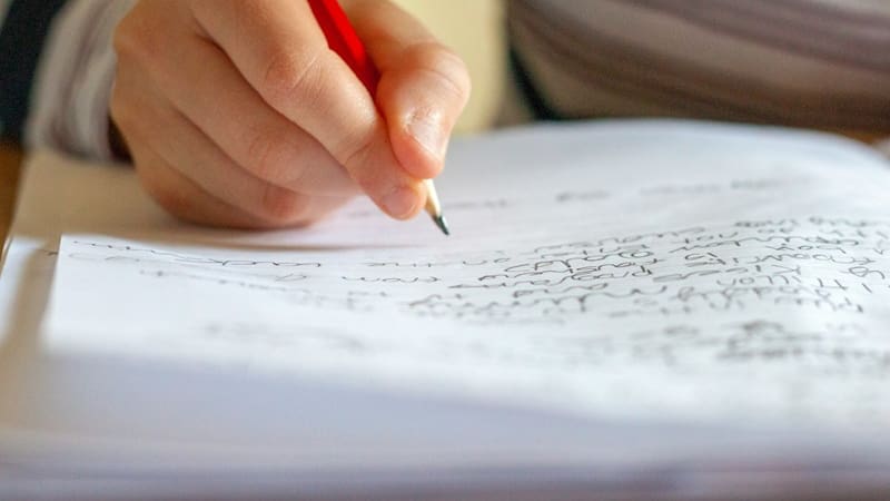 La investigación científica que afirma que escribir a mano es mejor para el cerebro que hacerlo por medio de un teclado