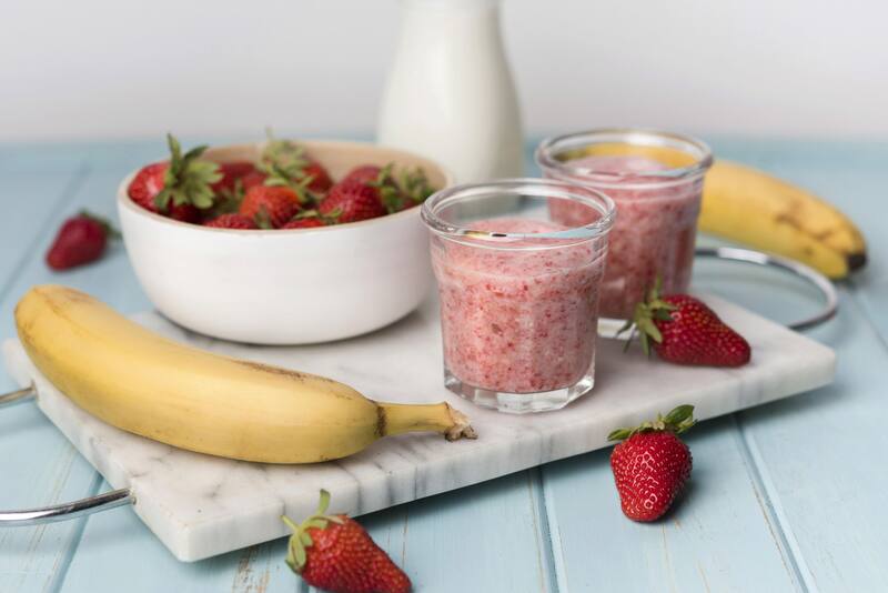 La combinación de banana y frutos rojos en un licuado puede disminuir la biodisponibilidad de flavonoles, según un estudio reciente. (Foto: Freepik)