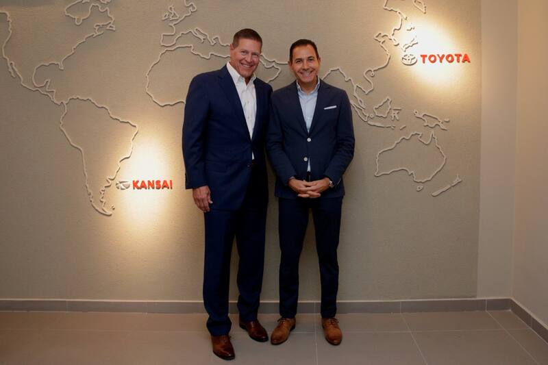 De izq. a der. Mark S. Templin, presidente y CEO de Toyota Financial Services USA y Mariano Fernandez, presidente de Toyota Kansai.