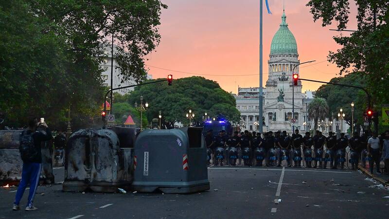 Tras los incidentes, hay un herido de gravedad y quedan unos 30 detenidos en comisarías porteñas.