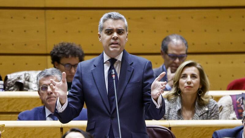 Un senador del PP tildó a las vicepresidentas de "meras grupis" del "peor" presidente.