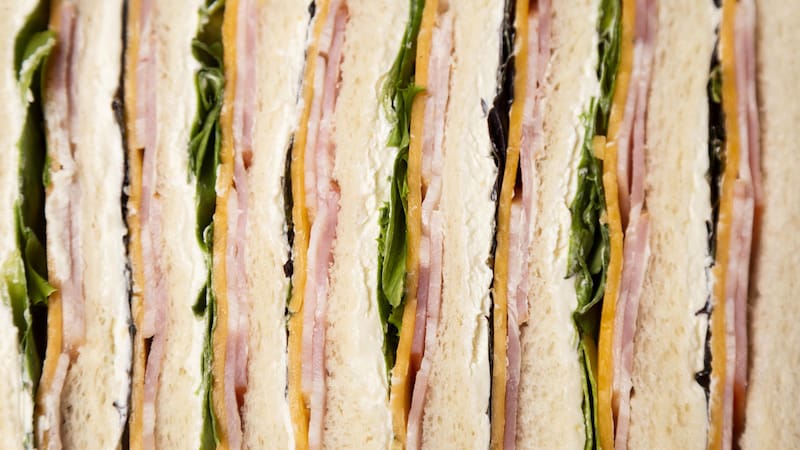 Descubrí el local histórico que lleva casi un siglo sirviendo uno de los sándwiches de miga más aclamados de la ciudad.