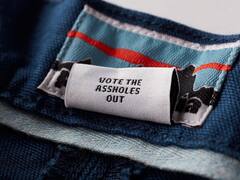 La marca de indumentaria Patagonia manda un mensaje en las etiquetas de sus prendas: "Voten para echar a los idiotas"