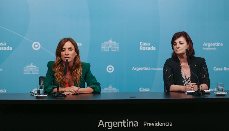 Las ministras Victoria Tolosa Paz y Raquel "Kelly" Olmos anunciaron un bono de fin de año para trabajadores registrados y beneficiarios del plan Potenciar Trabajo. (NA/Mariano Sánchez)
