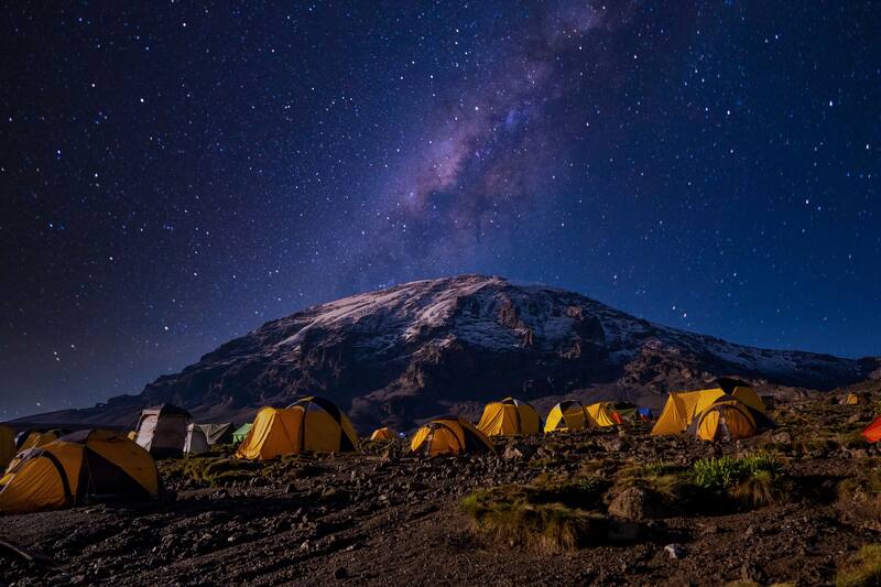 El increíble cielo nocturno en el Monte Kilimanjaro, Tanzania. Fuente: Shutterstock.