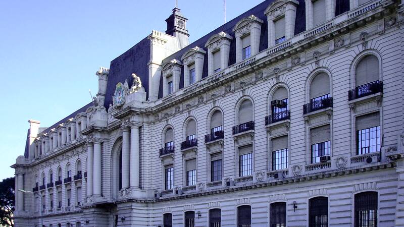 La Aduana estableció valores criterio para la importación de 22 tipos diferentes de baterías de autos.