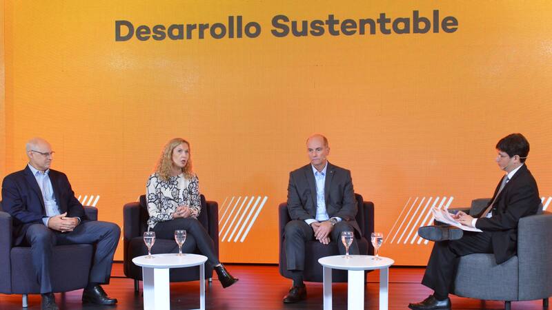 Galmarini (Ford), Niemann (Mercedes-Benz) y Kronberg (Toyota), junto a Juan Manuel Compte (El Cronista)