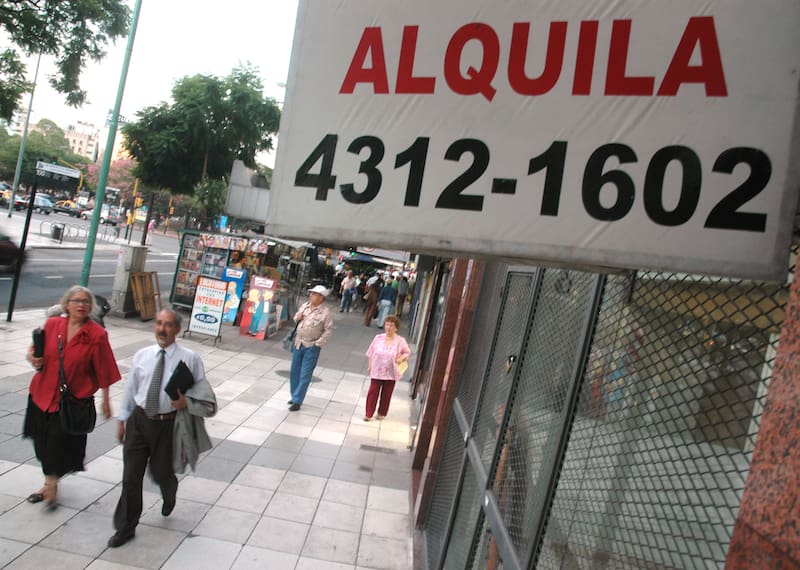 El Gobierno agregó el artículo 260 del Decreto 70/2023 , mediante el cual fijó que los propietarios pueden pactar con los inquilinos causas de extinción de contrato particulares.