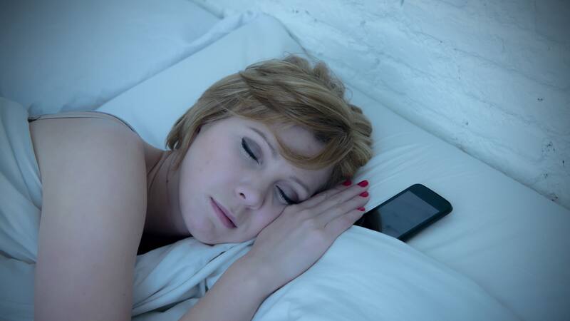 Dormir cerca del celular es perjudicial para la salud: ¿mito o realidad?