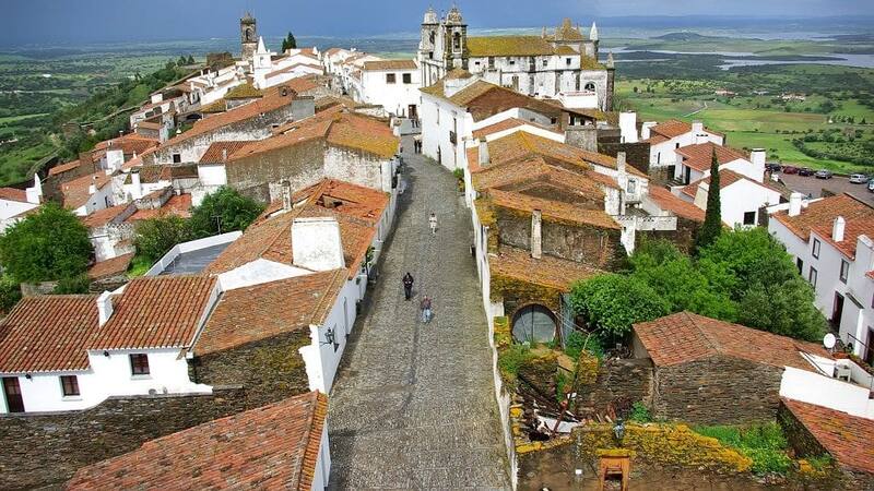 Este encantador pueblo medieval es uno de los destinos más populares para visitar en verano y ofrece los mejores vinos de la región.
