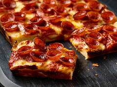 Igual que en Estados Unidos: esta es la mejor pizza estilo Detroit que se sirve en un restaurante de Buenos Aires