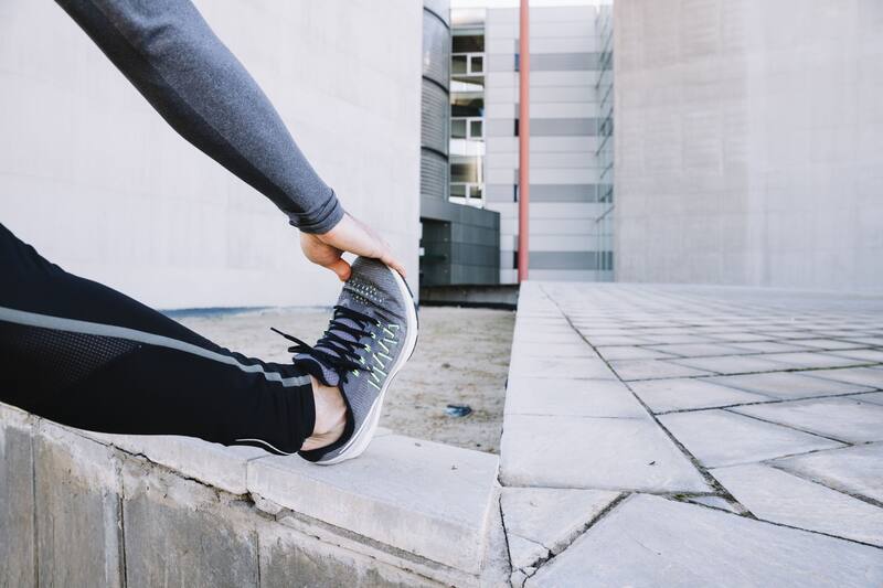 Este ejercicio de elevación de talones activa la bomba muscular de la pantorrilla, crucial para la circulación (Fuente: Freepik)