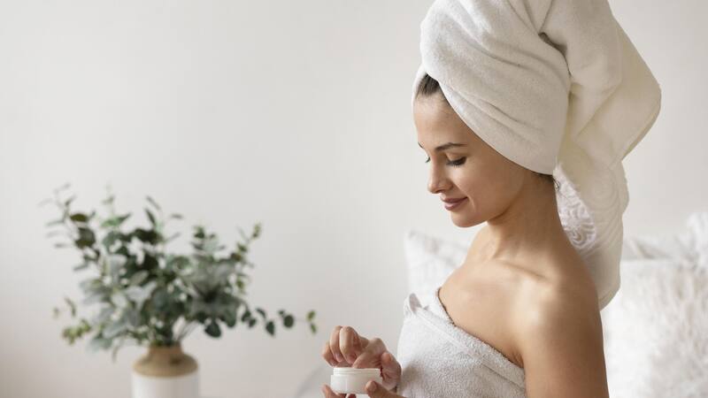 La crema de colágeno es una excelente opción para mantener la piel tersa y suave durante todo el día.