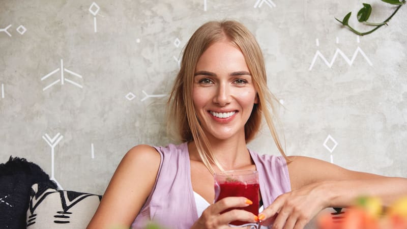 El jugo de frutillas y pomelo es una opción natural que puede ayudar a aliviar los síntomas del colon irritable.