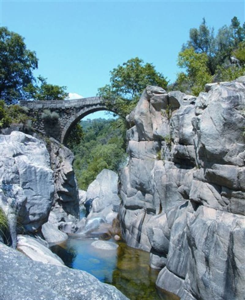 El Puente da Misarela está situado sobre el río Rabagão, que marca la frontera entre Montalegre y el municipio vecino de Vieira do Minho. (Foto: cm-montalegre.pt)