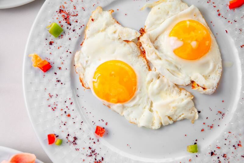 El contenido de grasas saturadas en los huevos es relativamente bajo en comparación con otros alimentos de origen animal (Fuente: Freepik)