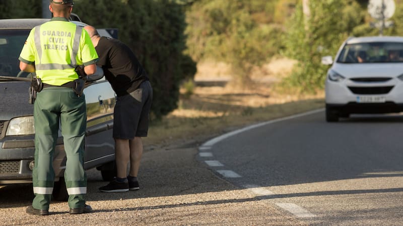 Alerta conductores: ¿cómo identificar los coches radar y evitar multas por exceso de velocidad?