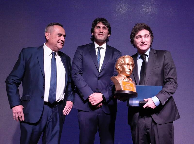 Milei recibió el "Premio Alberdi, a la valiente defensa de la libertad"; una distinción otorgada por la Fundación Federalismo y Libertad, en San Miguel de Tucumán.
