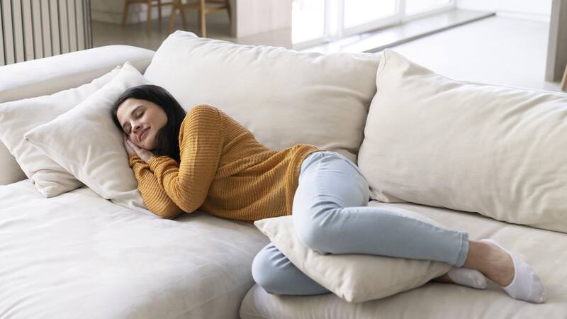 Siestas prolongadas pueden causar inercia del sueño y disminuir la productividad.