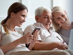 Tienen casi 60 años, ganan $70.000 y deben un tercio de su sueldo