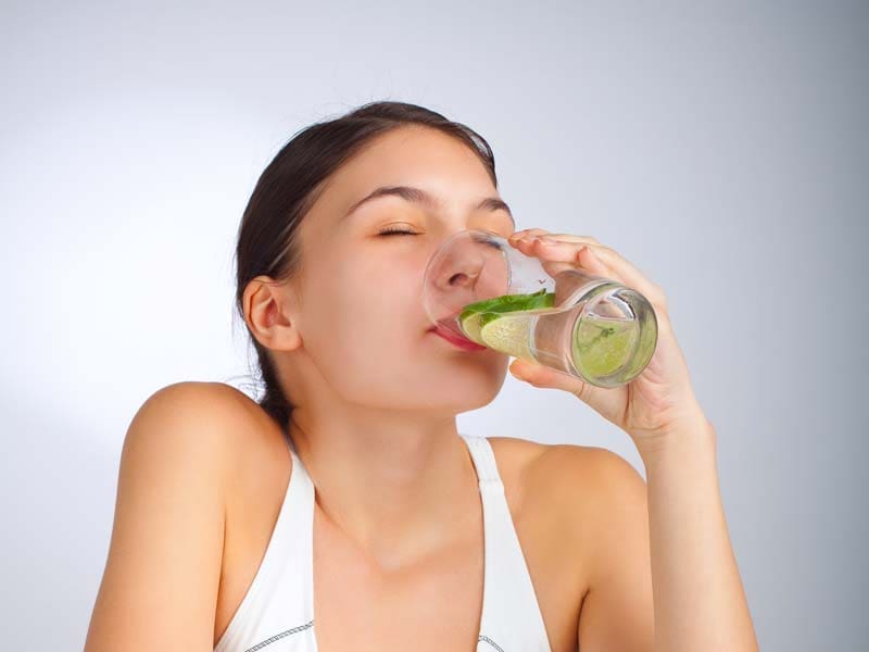 Consumo de agua de limón. Fuente: Archivo.