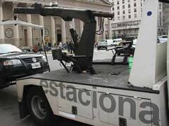 Macri autorizó el aumento y el costo de la grúa por estacionar mal se va a $ 450