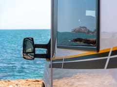 Es una de las furgonetas camper más venidas: la van Benimar Tessoro 463 destaca en el mercado por su equipamiento, diseño y chasis de Ford