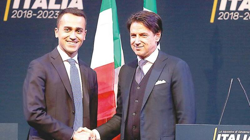 Luigi Di Maio junto al postulante a primer ministro, Giuseppe Conte