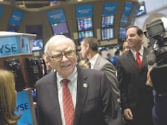 Firma de Warren Buffett redujo inversión en Goldman Sachs realizada en la crisis