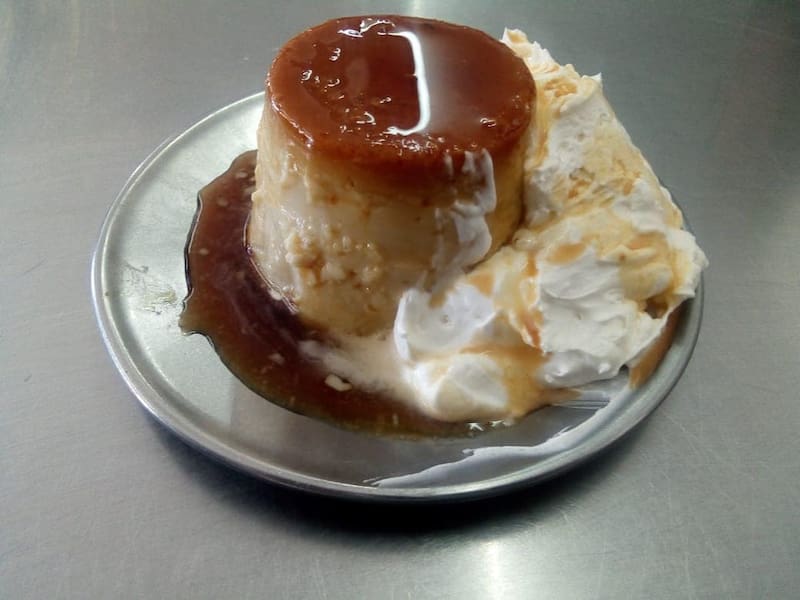 Los especialistas en gastronomía consideran que el flan casero de Burgio es un plato que no se puede dejar de probar. (Foto: Instagram @burgiopizzeria)