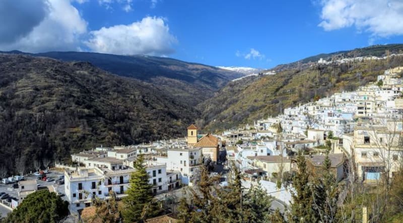 ¿Cómo conseguir pareja? El pueblo andaluz que debes visitar para acabar con la soltería.