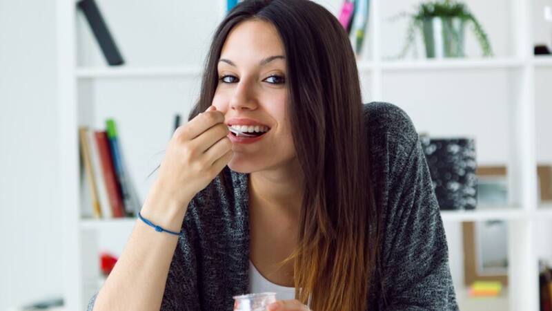El yogur tiene propiedades probióticas que mejoran la salud intestinal y el fortalecimiento de la microbiota.