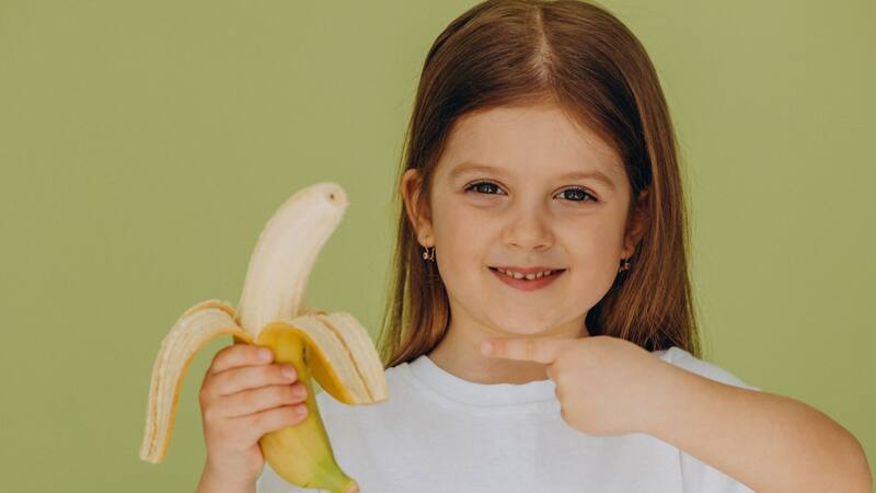 La banana además de súper saludable es muy práctica para sumar en tus desayunos.