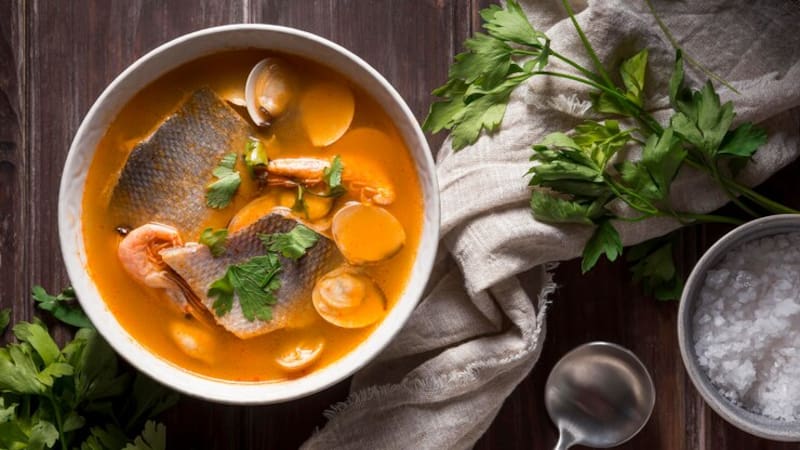 El caldo "anti-edad" con colágeno y omega-3 que fortalece la memoria y el crecimiento neuronal.