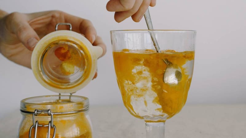 El té de cúrcuma se destaca entre las infusiones por su suave efecto sobre el sueño, convirtiéndolo en una opción perfecta para relajarse antes de dormir (Fuente: Pixabay)