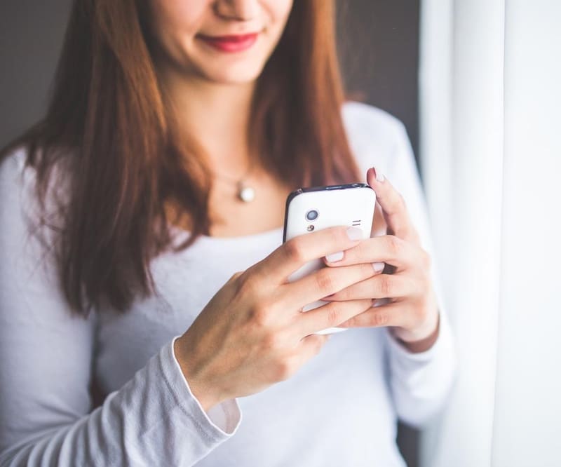 Los españoles usan sus móviles un promedio de 35% del día (Fuente: Archivo)