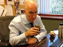 El ex embajador británico Mark Kent destrozó a un funcionario de Alberto Fernández por Malvinas: "Sos un..."