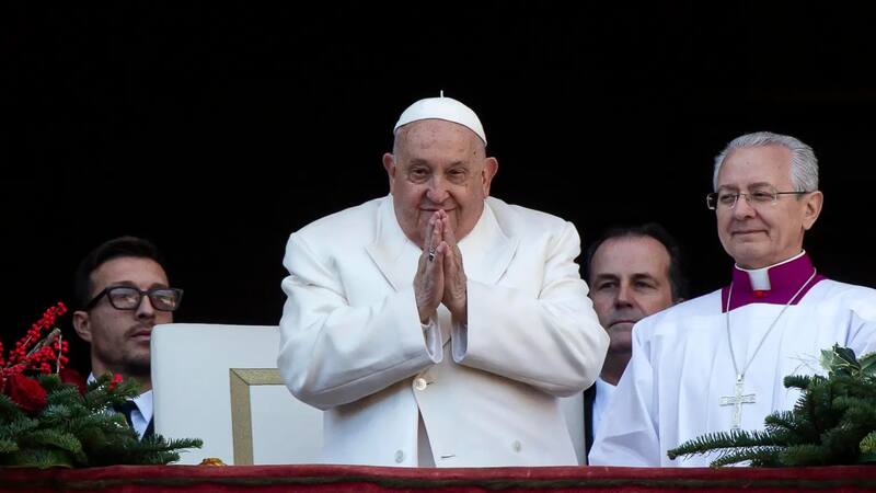 El papa Francisco busca modernizar la Iglesia católica, pero el Vaticano se resiste a la reforma.