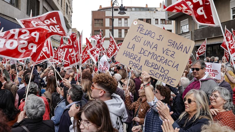 "Pedro, quédate": miles de simpatizantes salieron a las calles para mostrar su apoyo a Sánchez.